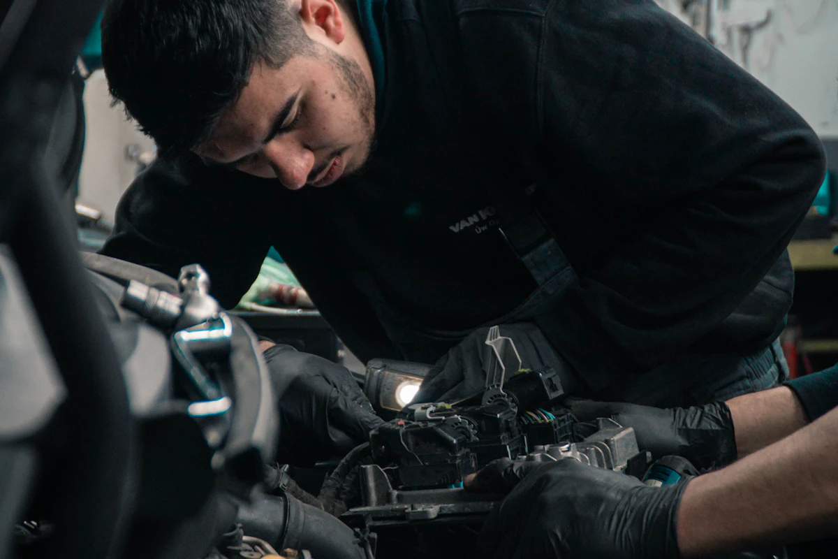 Tecnico che esegue controlli nel vano motore